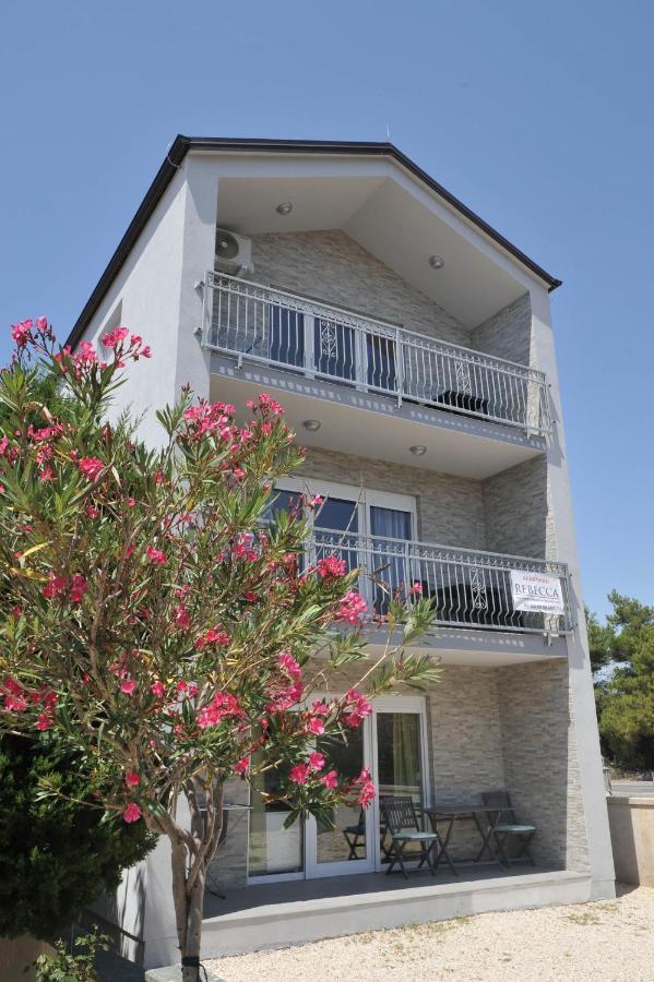 Apartmani Rebecca วีร์ ภายนอก รูปภาพ