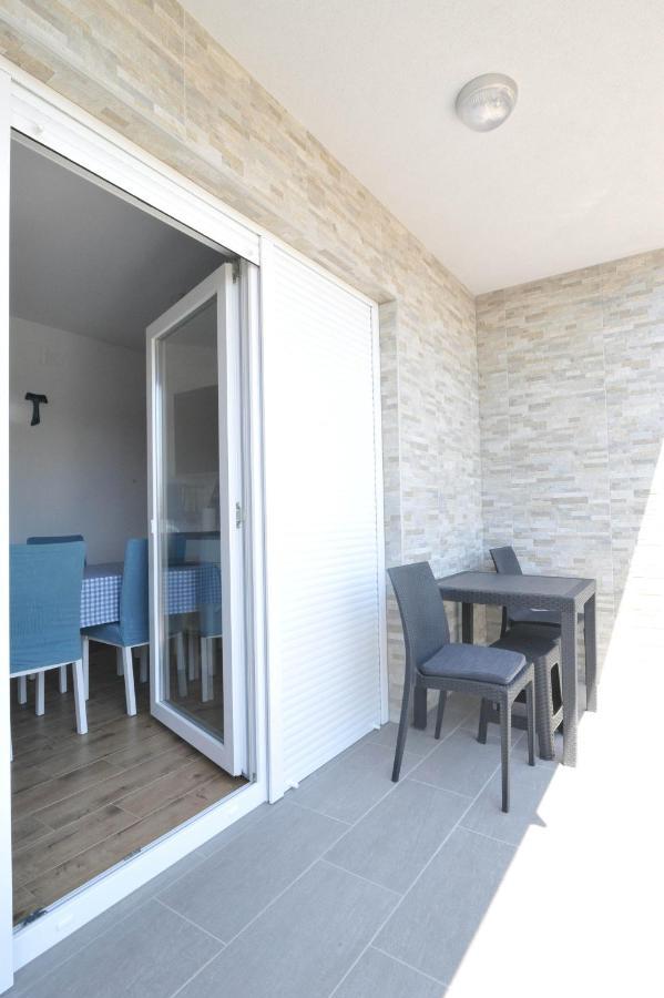 Apartmani Rebecca วีร์ ภายนอก รูปภาพ