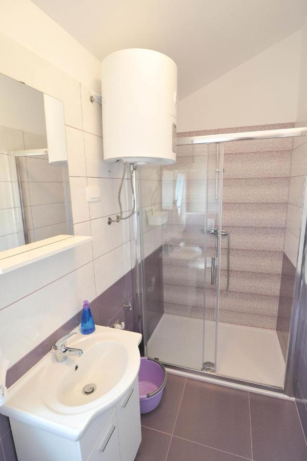 Apartmani Rebecca วีร์ ภายนอก รูปภาพ