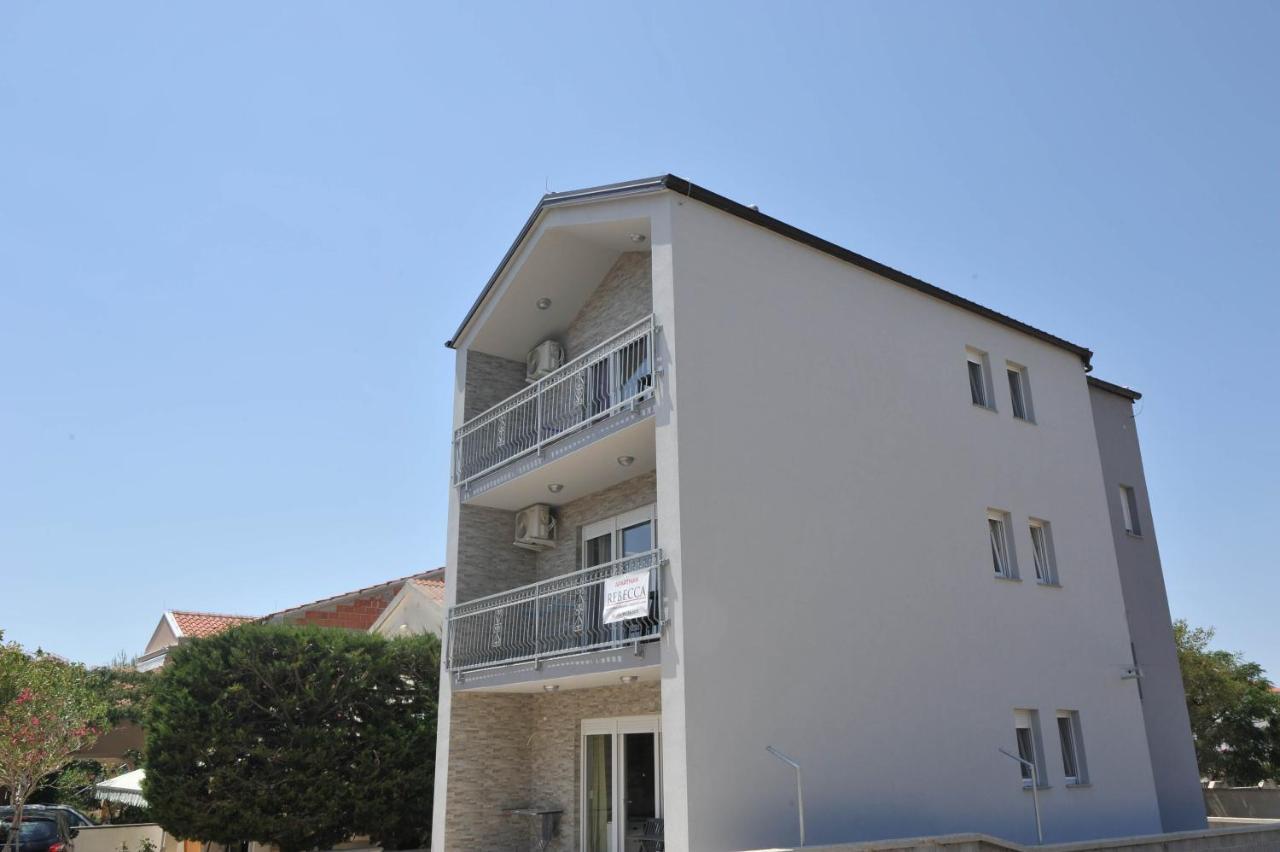 Apartmani Rebecca วีร์ ภายนอก รูปภาพ